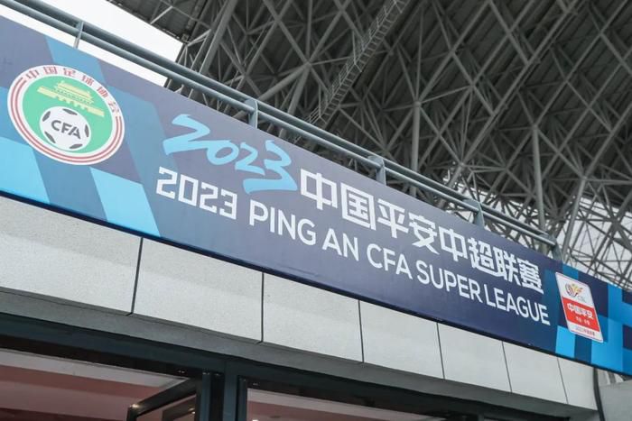 以陈信文与陈欣年为首的不法狂徒藏匿于阴暗逼仄的房间之中，似乎在盘算着“见不得光”的阴谋